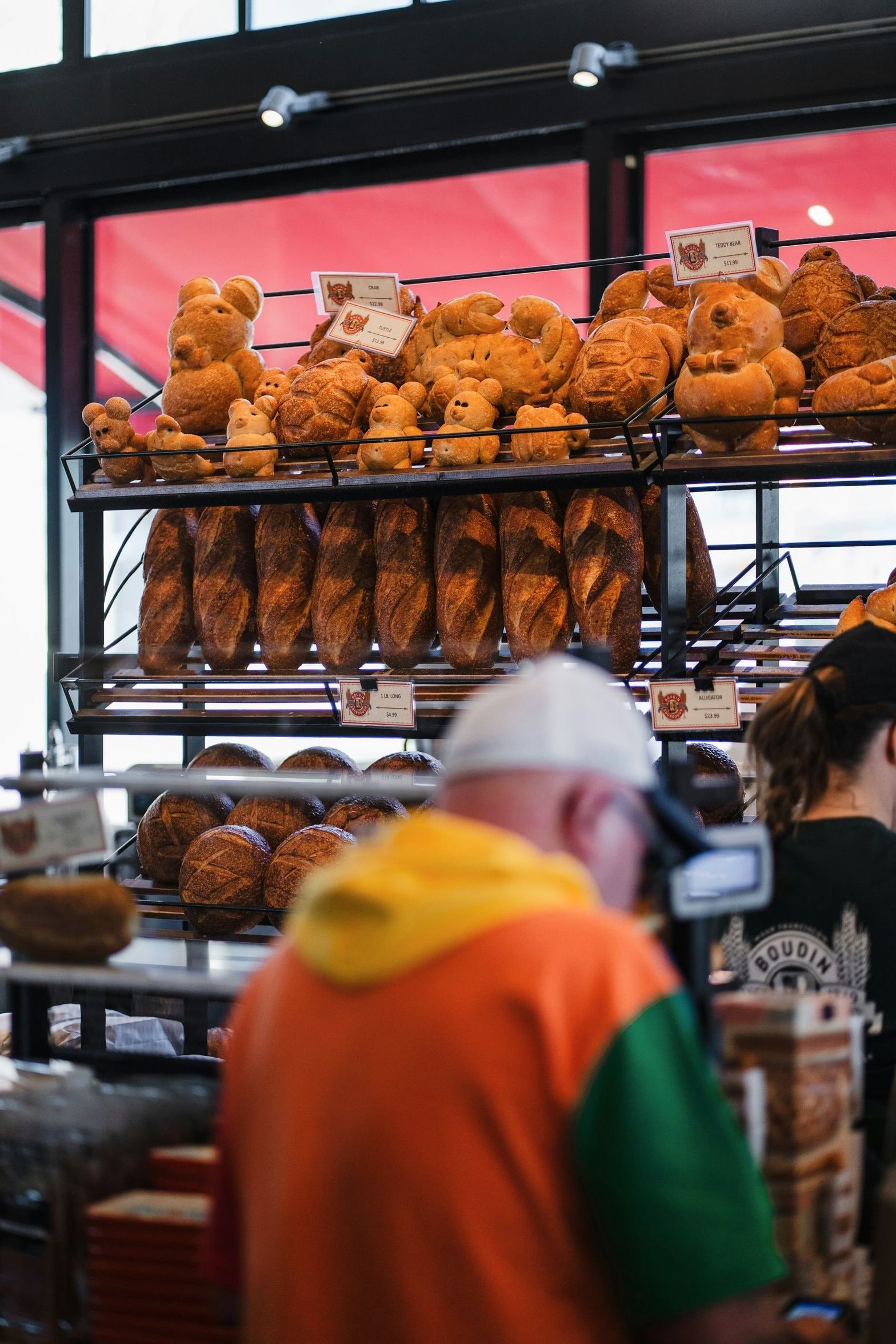 Pain au chocolat à 1,30 € et chausson à la pomme à 2,20 €, à savourer chez Boulangerie Utopie.